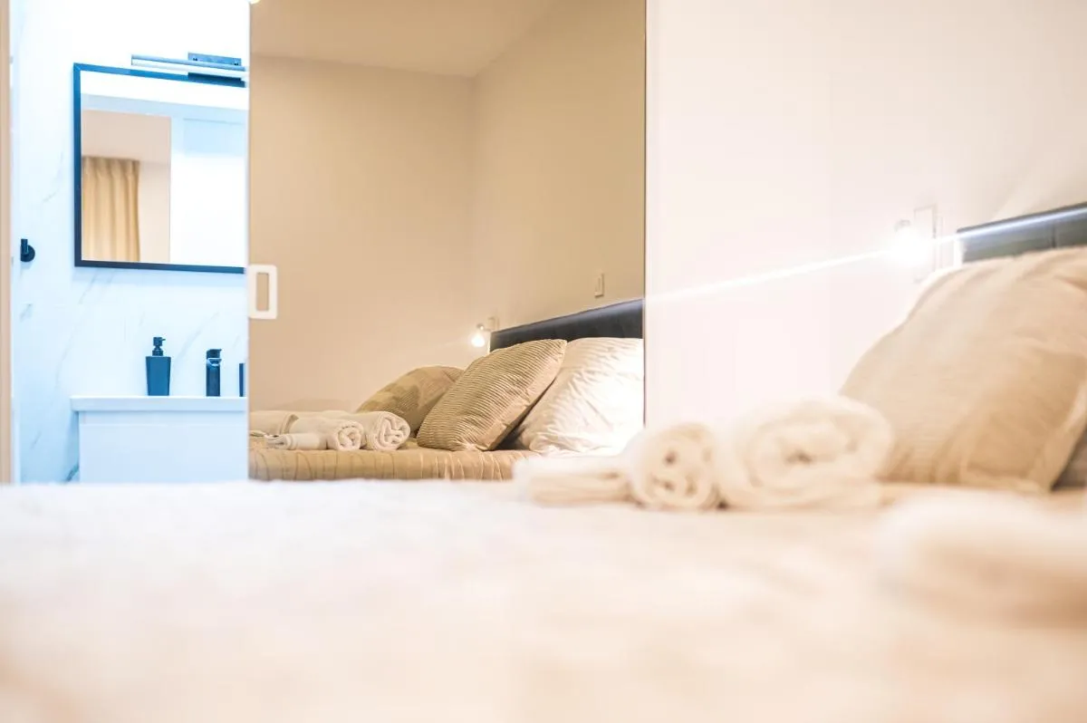 Image 6 of Luxury rooms Green and Gold Split