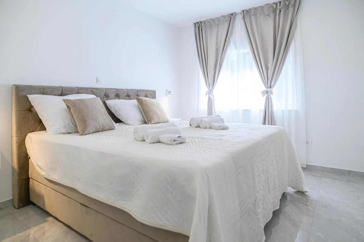 Image 4 of Luxury rooms Green and Gold Split