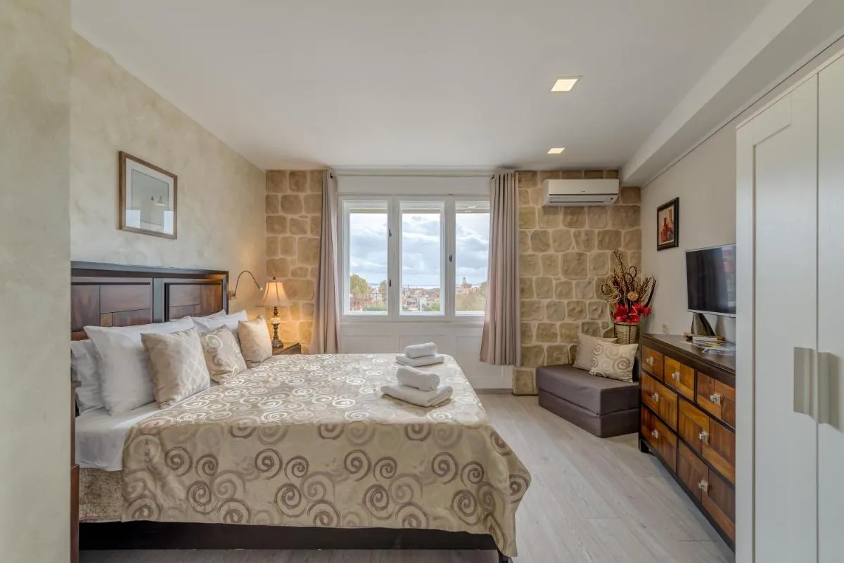 Image 6 of Metropole Luxury Rooms