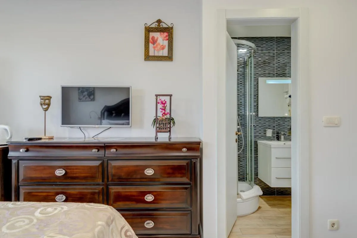 Image 2 of Metropole Luxury Rooms