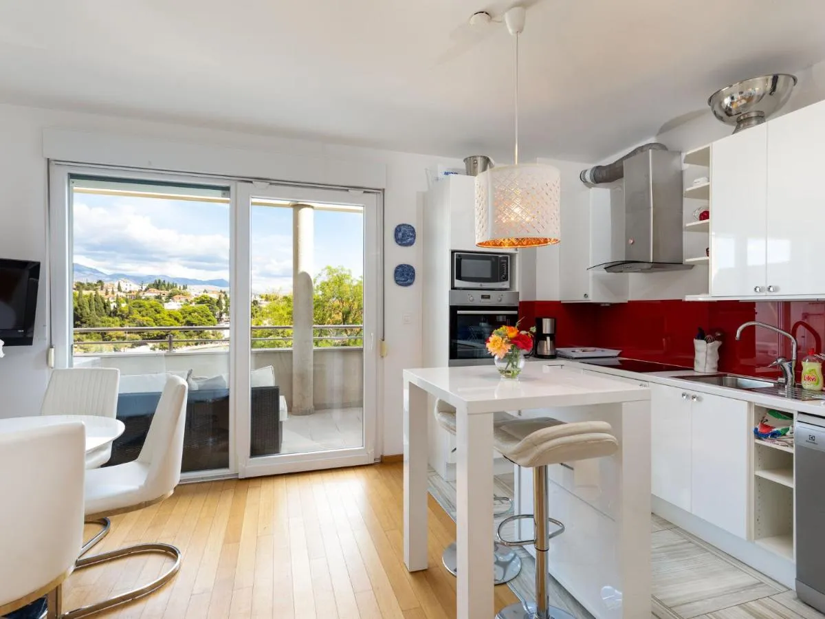 Image 3 of Modern city center home with terrace