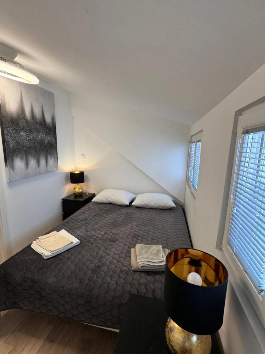 Image 6 of Modern, spacious with free car parking