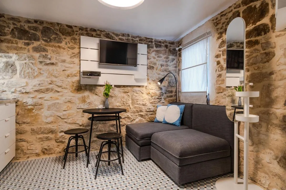 Image 2 of No.5 Luxury Studio