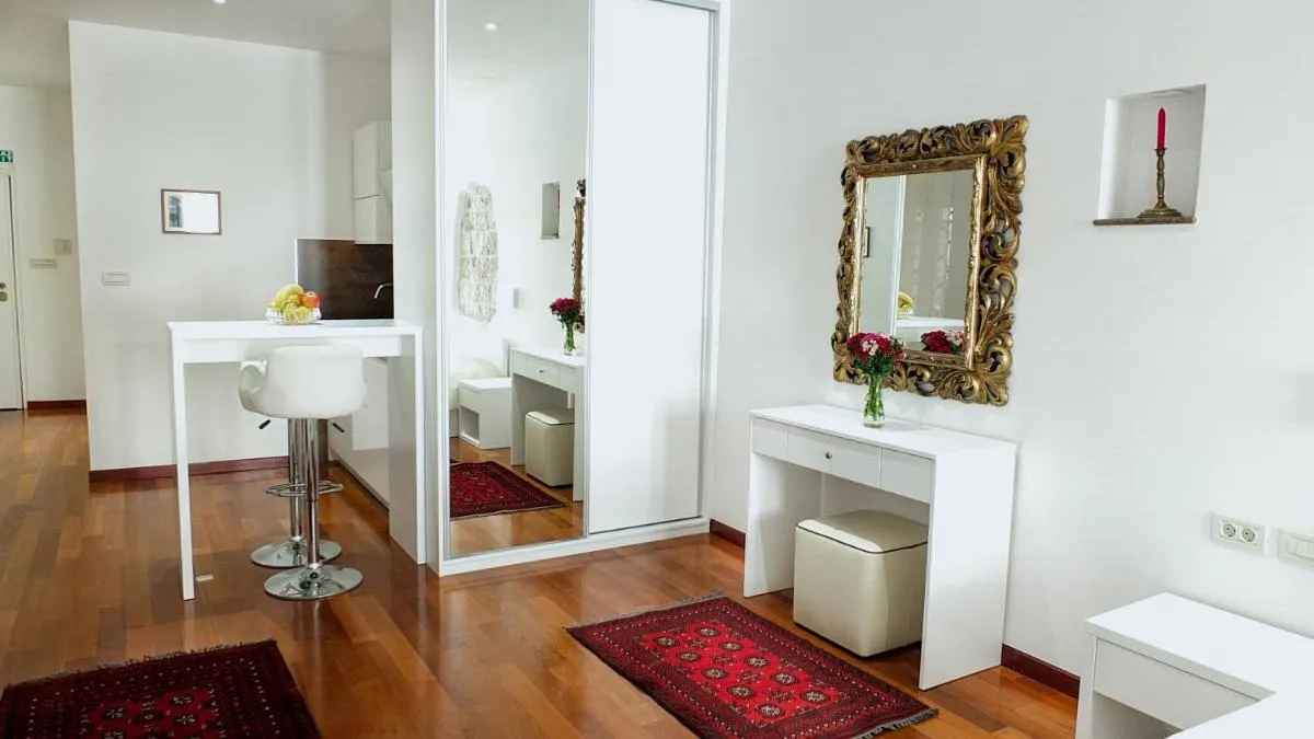 Image 6 of Old Square Studio Apartment
