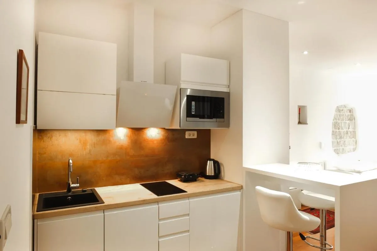 Image 3 of Old Square Studio Apartment