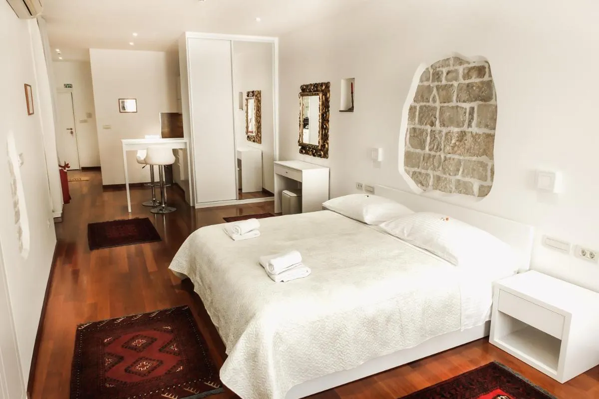 Image 5 of Old Square Studio Apartment