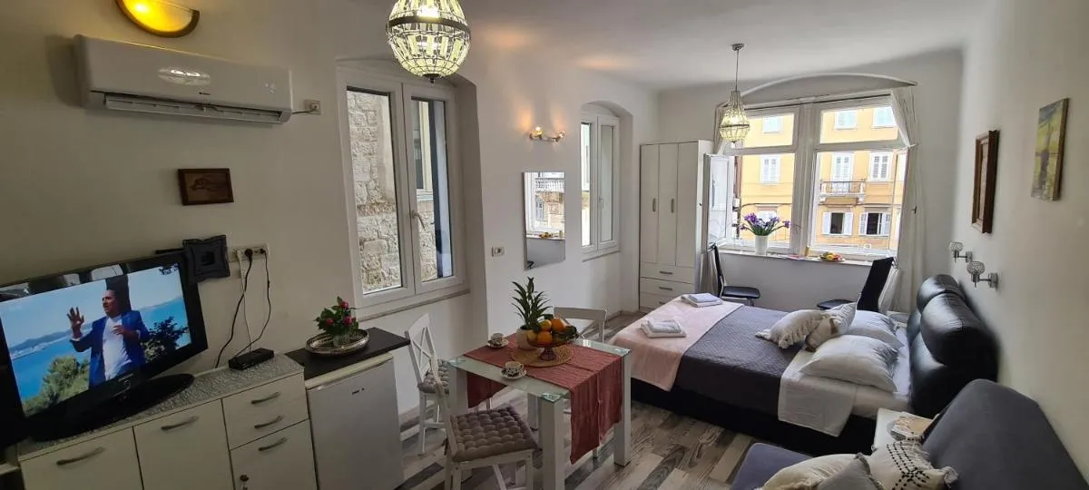 Image 4 of Old Square view apartment