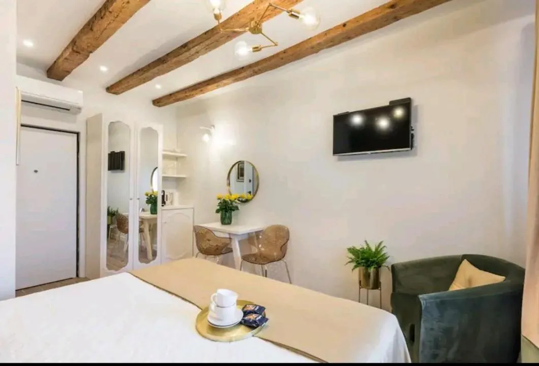 Image 2 of Old town vibes for 2, luxury room with sea view