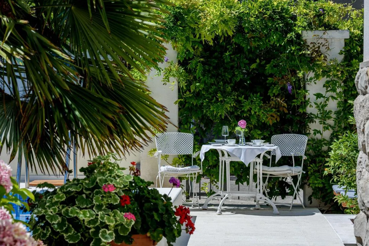 Image 3 of Palace Schön Milesi – esense of prestige – private pool – free parking – old money style luxury rooms – BURALUX properties