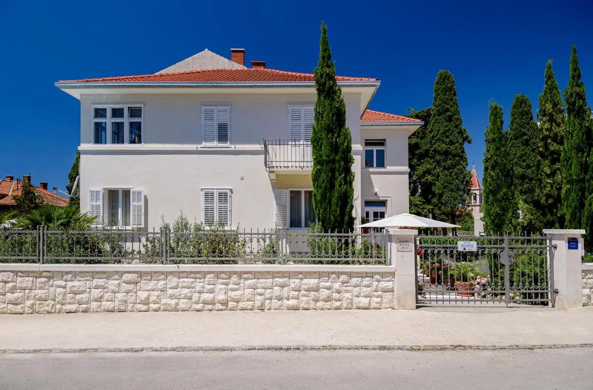 Image 2 of Palace Schön Milesi – esense of prestige – private pool – free parking – old money style luxury rooms – BURALUX properties