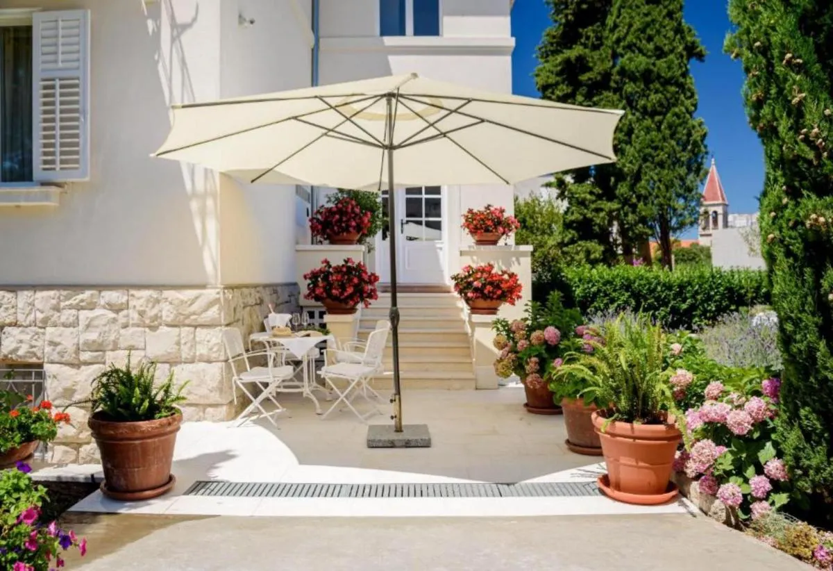 Image 5 of Palace Schön Milesi – esense of prestige – private pool – free parking – old money style luxury rooms – BURALUX properties