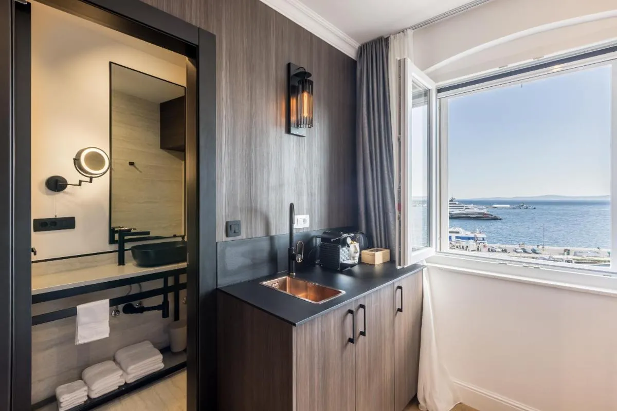 Image 2 of Palazzo Romano Suite 2