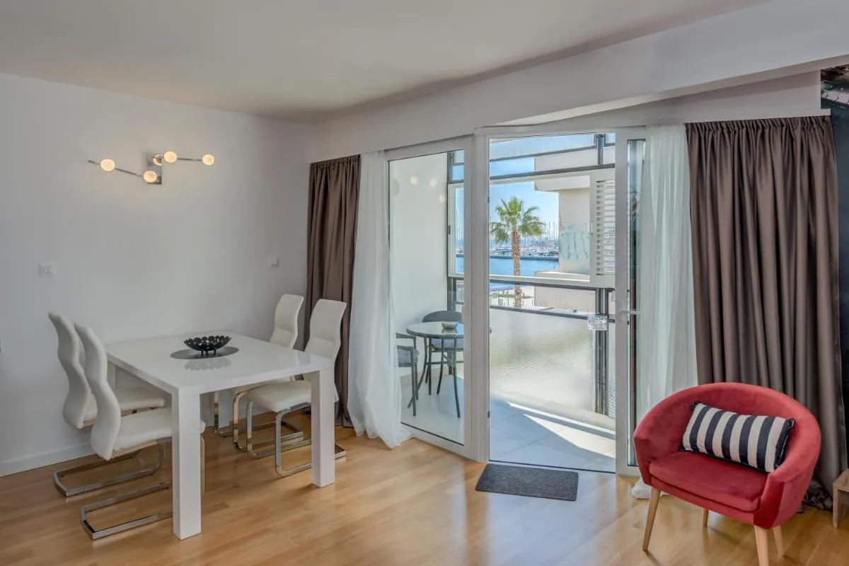 Image 3 of Paparazzi Apartment