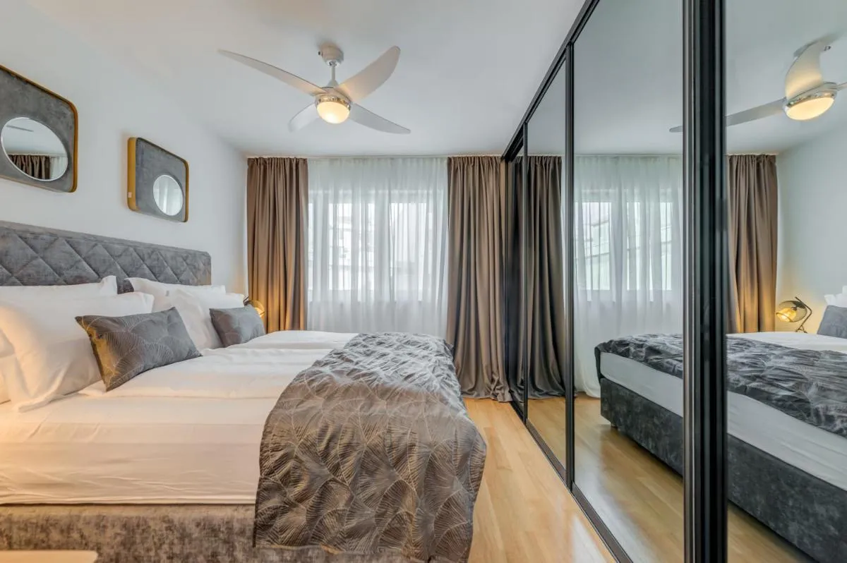 Image 6 of Paparazzi Apartment
