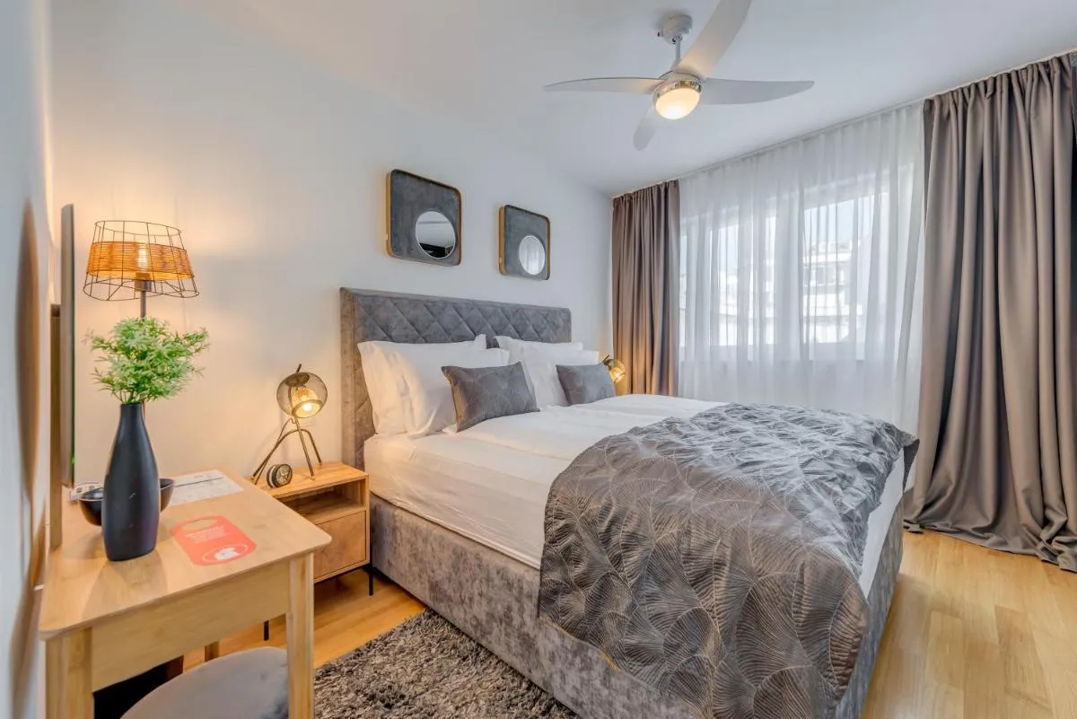 Image 1 of Paparazzi Apartment