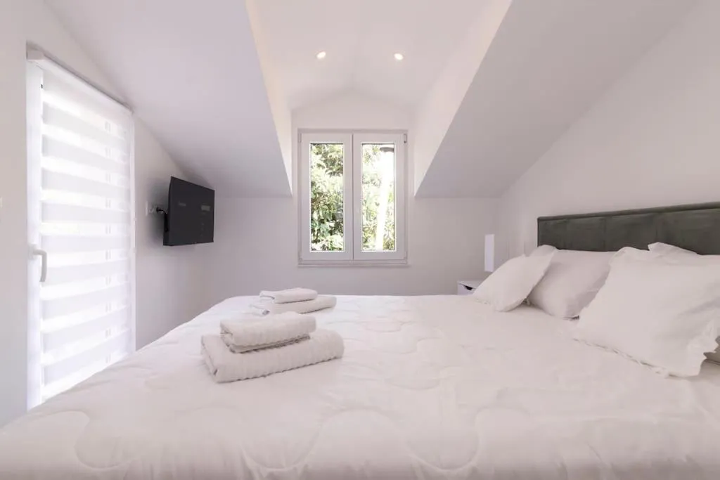 Image 1 of Paradise House Split