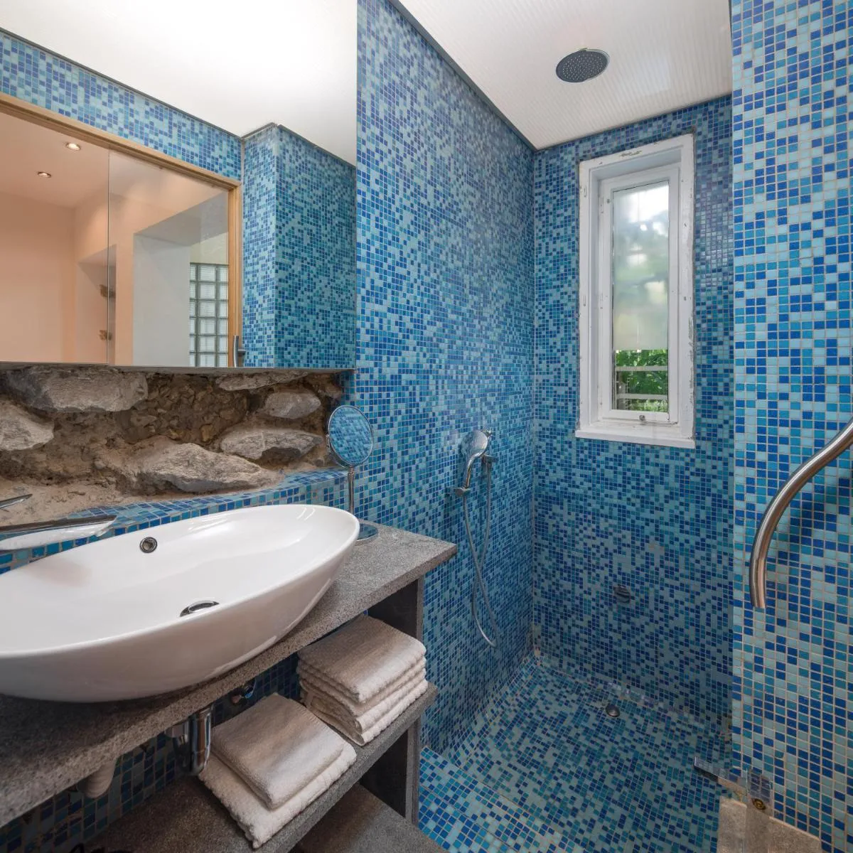 Image 3 of President Suites