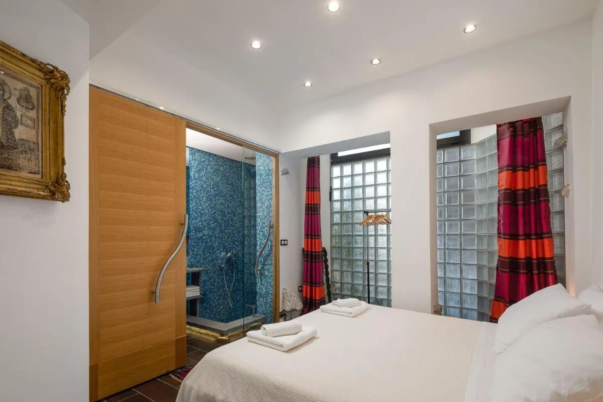 Image 6 of President Suites