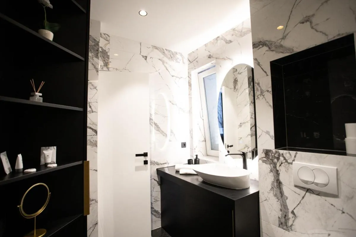 Image 6 of Prestigious Downtown Apartment