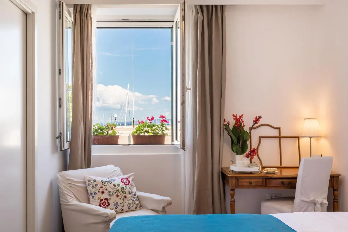 Image 5 of Promenade Room Split ****