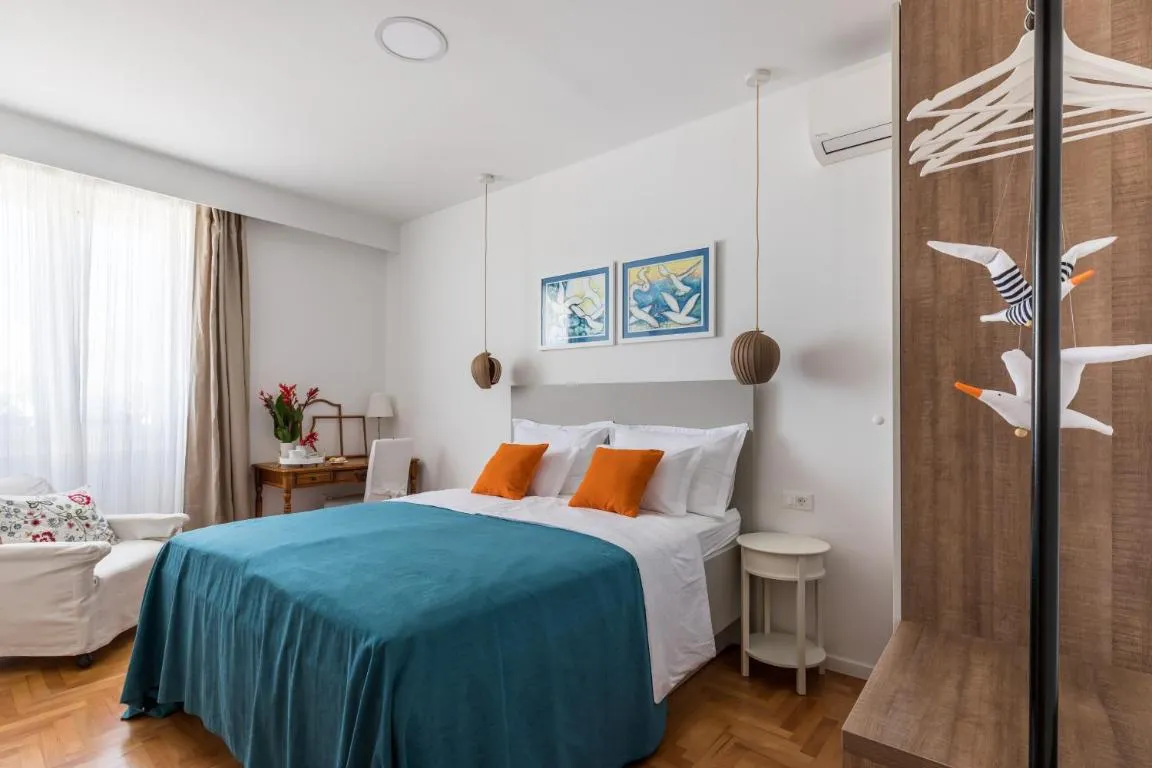 Image of Promenade Room Split ****