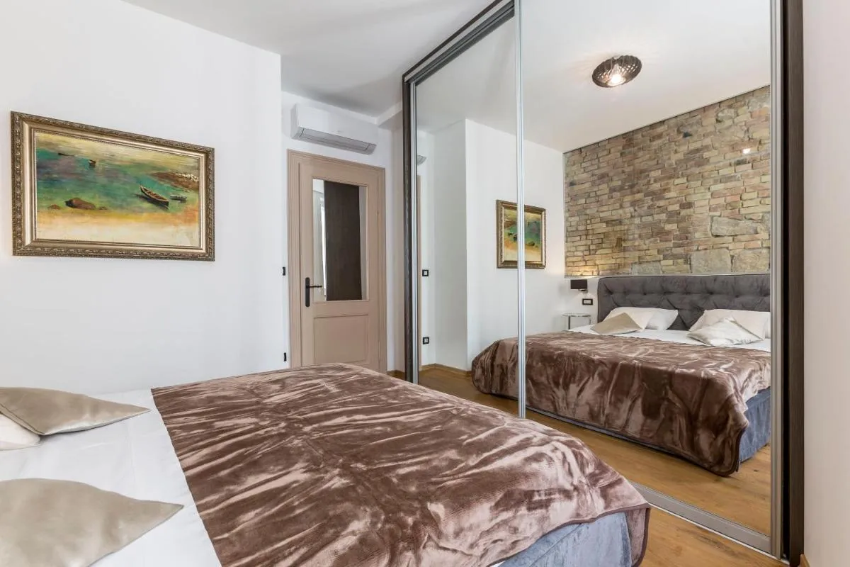 Image 1 of Queen Apartment