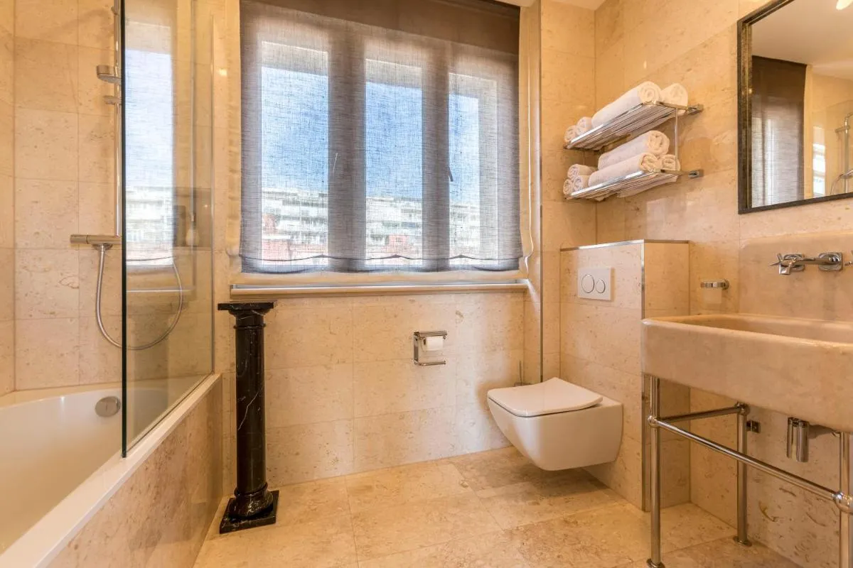 Image 2 of Queen Apartment