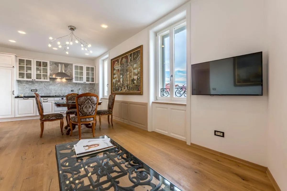 Image 4 of Queen Apartment