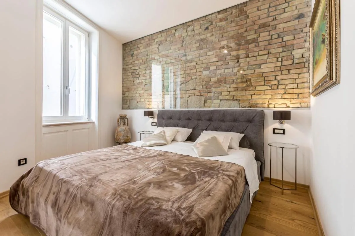Image 6 of Queen Apartment