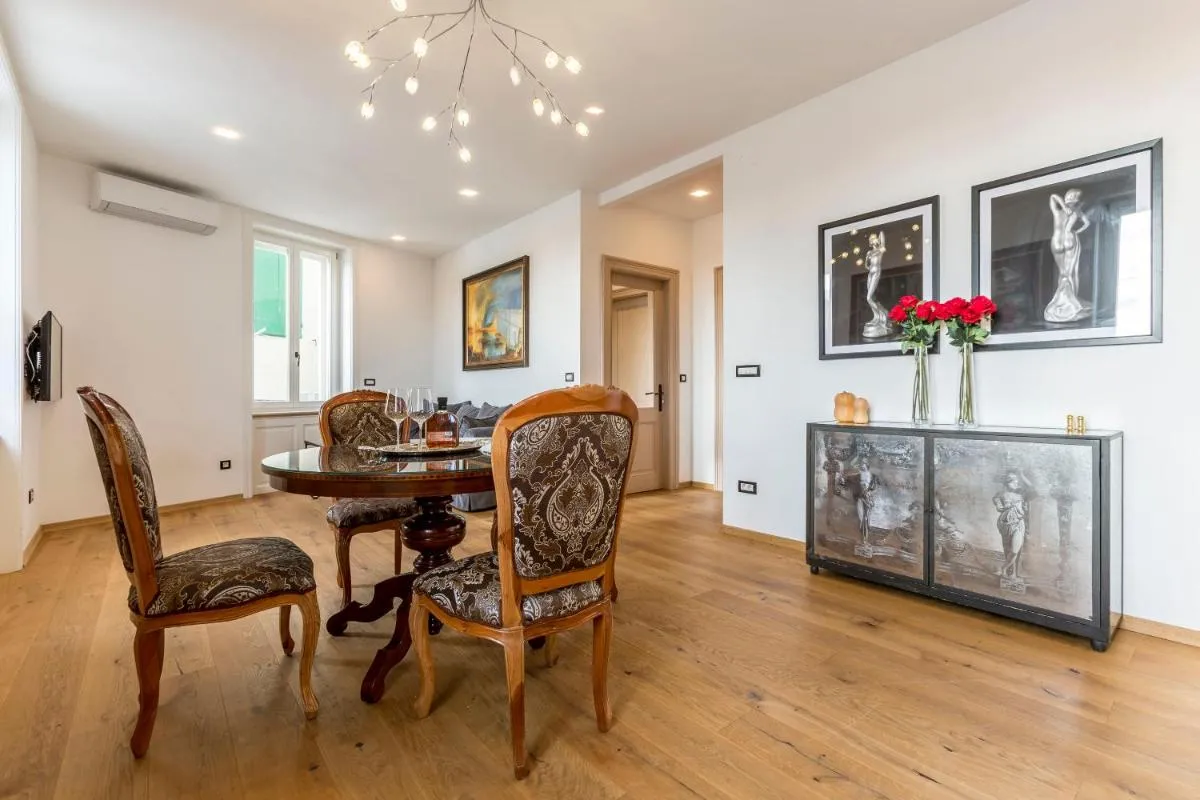 Image 3 of Queen Apartment