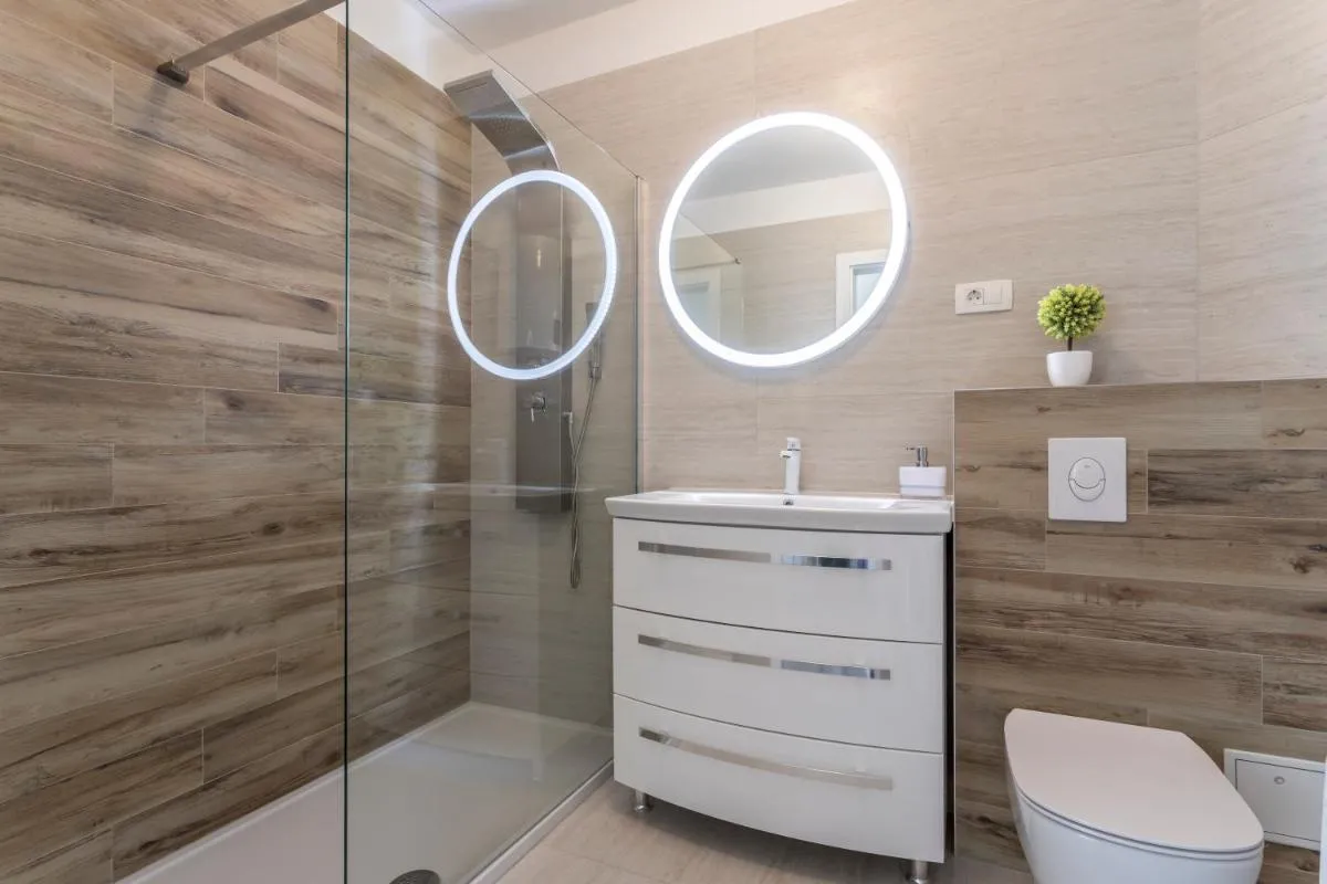 Image 2 of RIno Luxury
