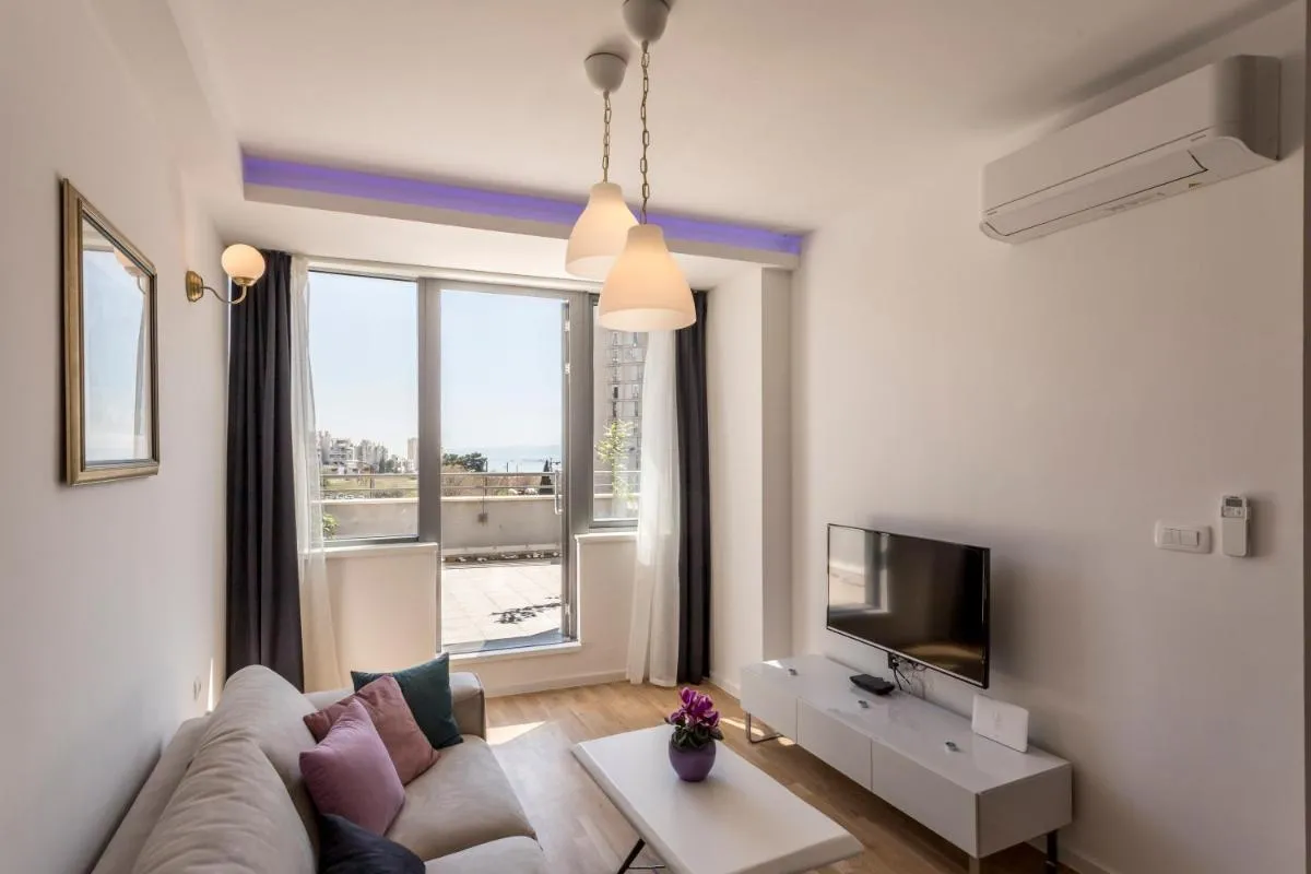 Image 4 of RIno Luxury