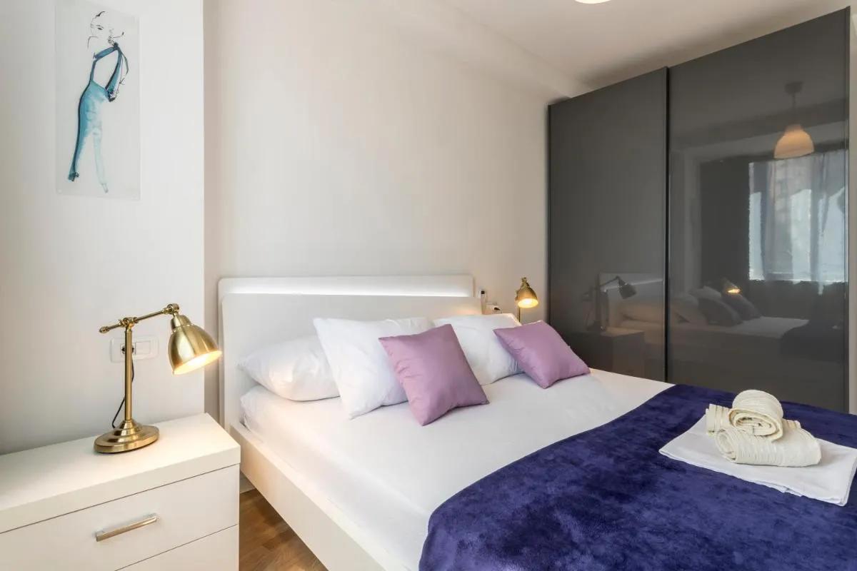 Image 6 of RIno Luxury