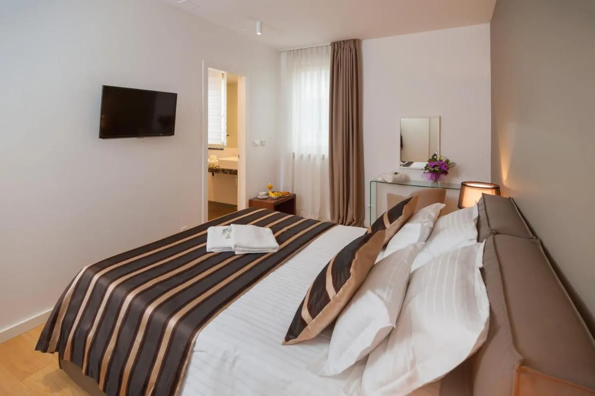 Image 1 of Residence by Vestibul Palace