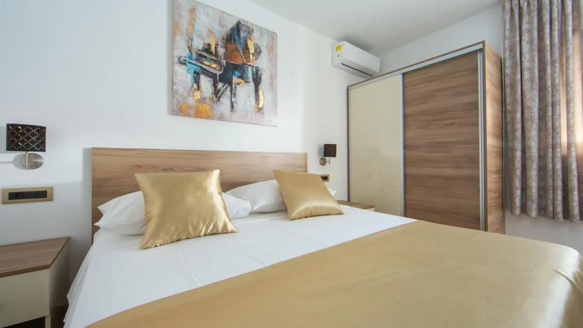 Image 1 of Rooms & Apartments Toni