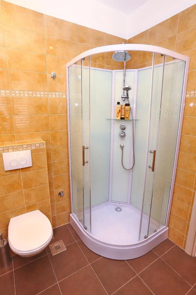 Image 6 of Royal Deluxe