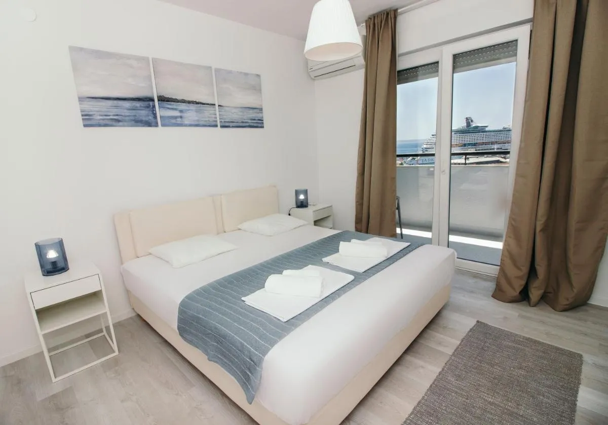 Image 1 of Sea La Vie Split centre