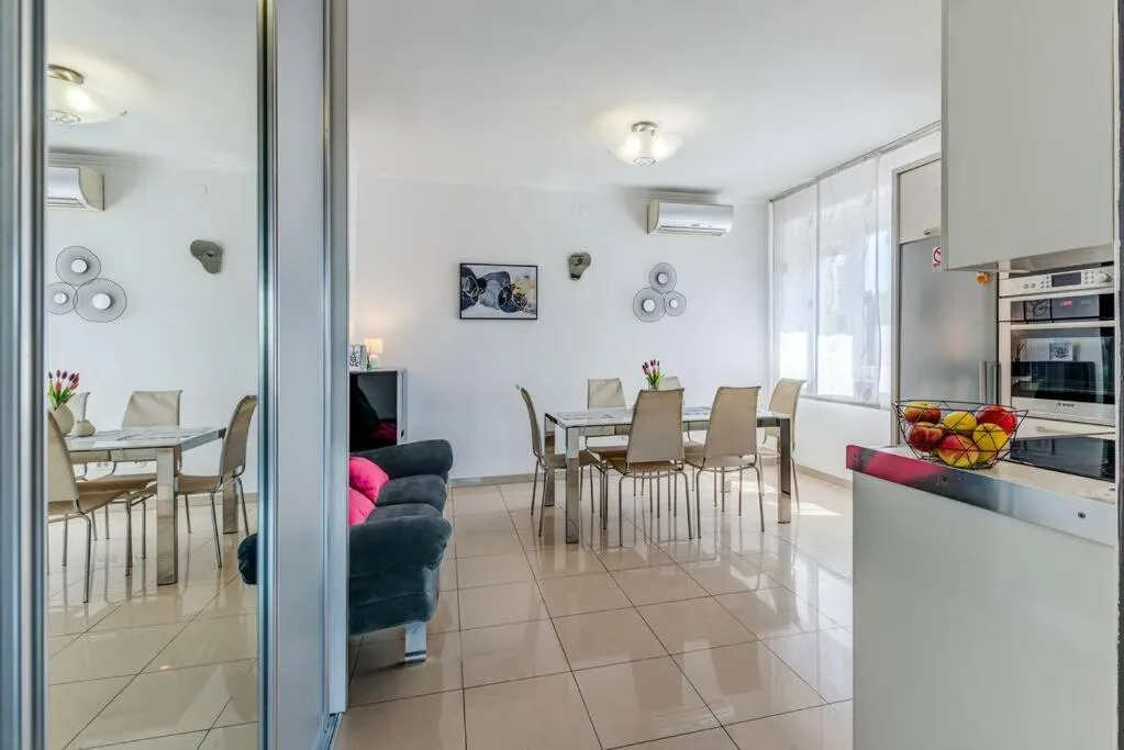 Image 3 of SeaView Apartment in City Centre