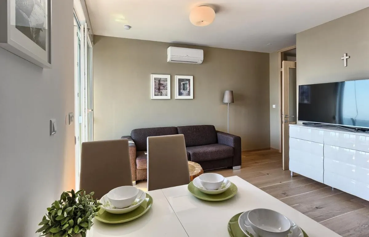 Image 5 of Seaside Apartments