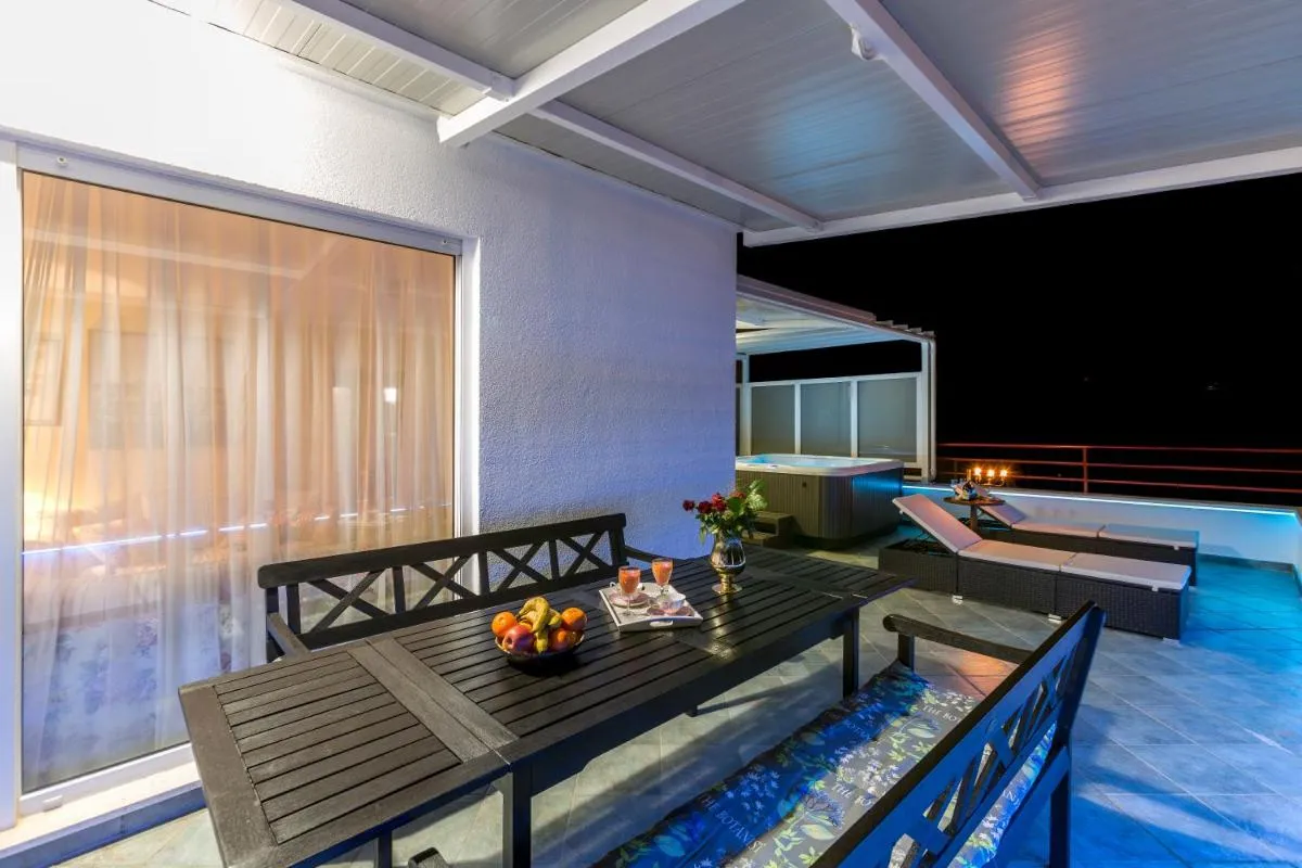 Image 2 of Seaside Penthouse with Hot Tub SKY LIVING