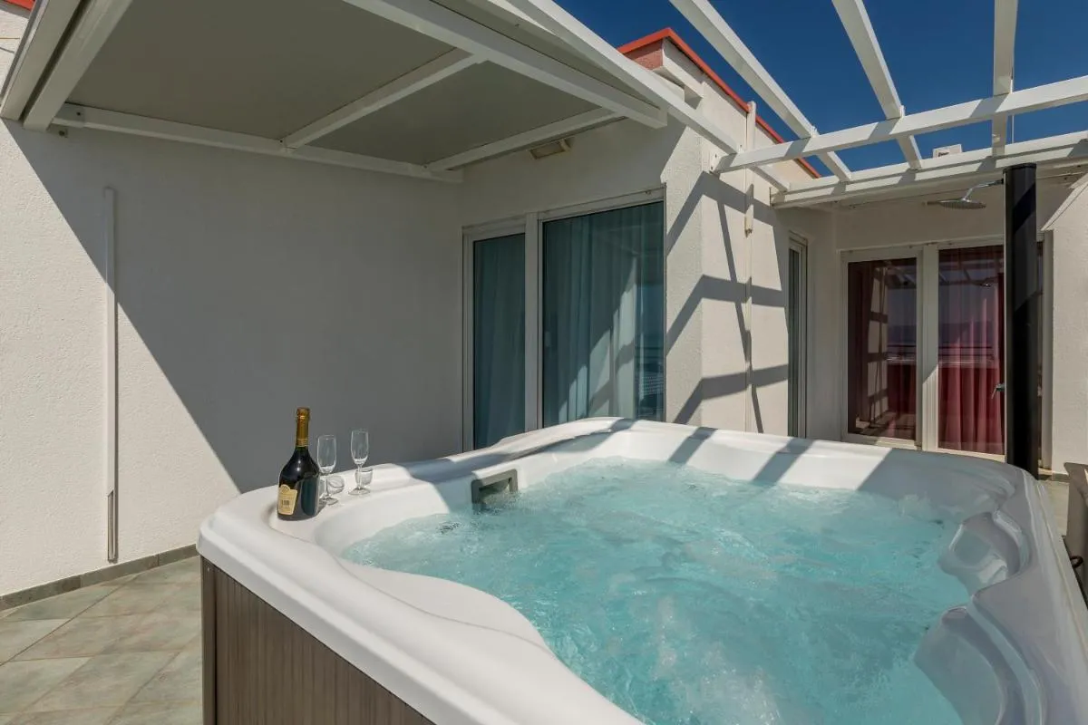 Image 1 of Seaside Penthouse with Hot Tub SKY LIVING