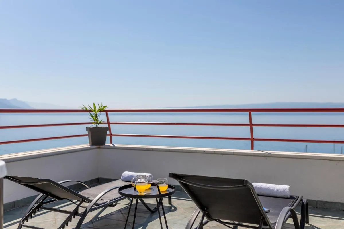 Image 6 of Seaside Penthouse with Hot Tub SKY LIVING
