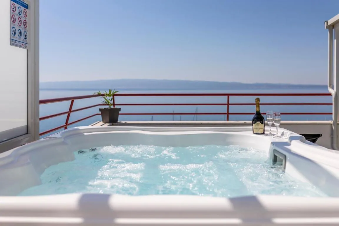 Image of Seaside Penthouse with Hot Tub SKY LIVING