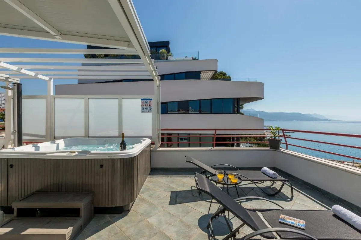 Image 4 of Seaside Penthouse with Hot Tub SKY LIVING
