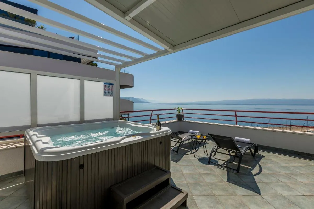 Image 5 of Seaside Penthouse with Hot Tub SKY LIVING