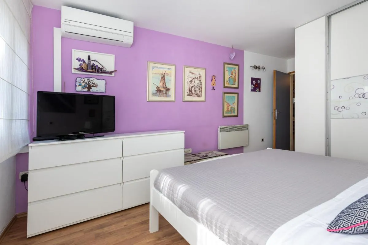 Image 6 of Spacious with Balcony, Work Friendly, 10 min walk to Downtown