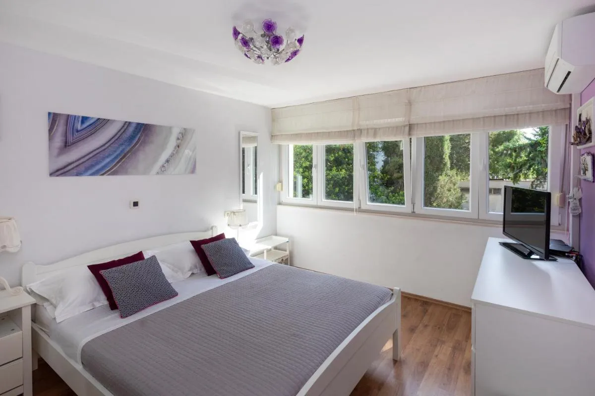 Image 3 of Spacious with Balcony, Work Friendly, 10 min walk to Downtown