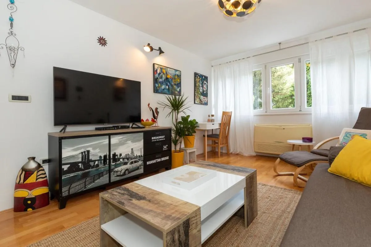 Image 4 of Spacious with Balcony, Work Friendly, 10 min walk to Downtown