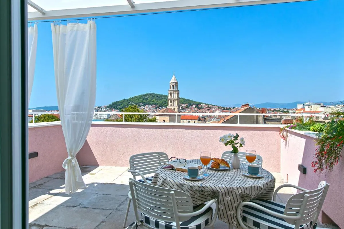 Image 4 of Split Eye Apartment