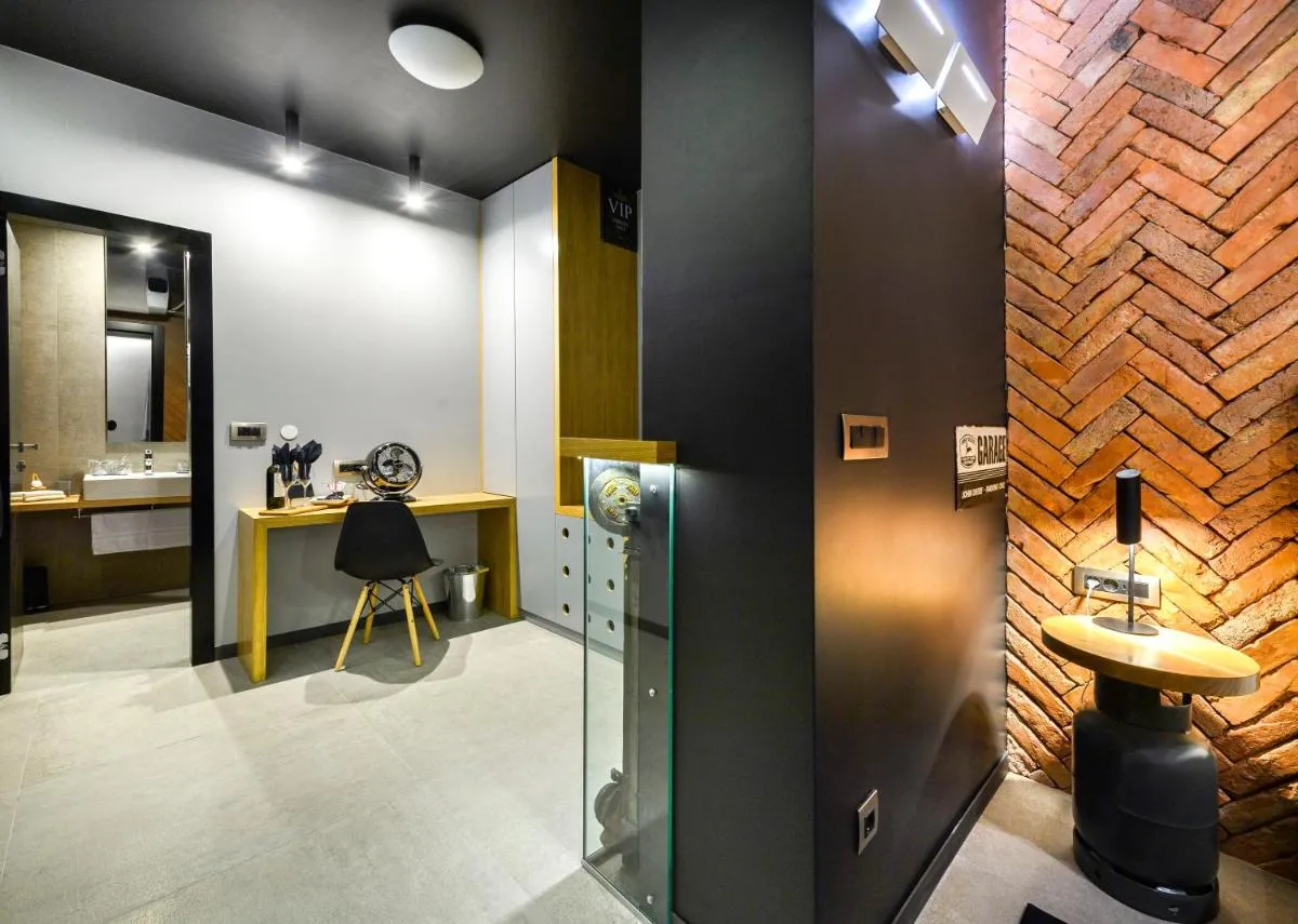 Image 2 of Split Industrial Design Rooms